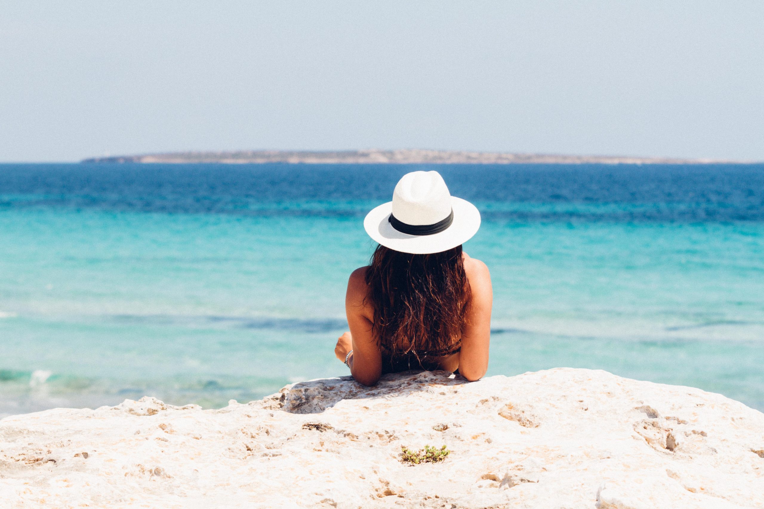 woman-lying-on-white-sand-beach-871060